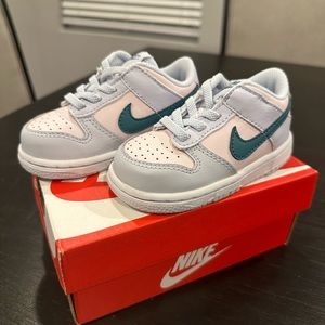 BRAND NEW Nike dunk low size 6C